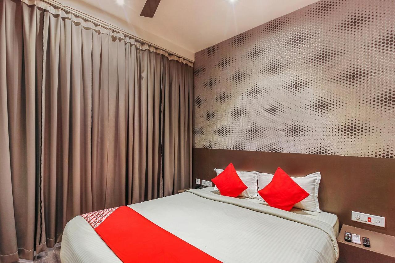 Oyo 26991 Stanza Luxurios Stay Zahirabad ภายนอก รูปภาพ