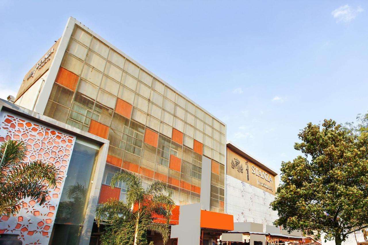 Oyo 26991 Stanza Luxurios Stay Zahirabad ภายนอก รูปภาพ